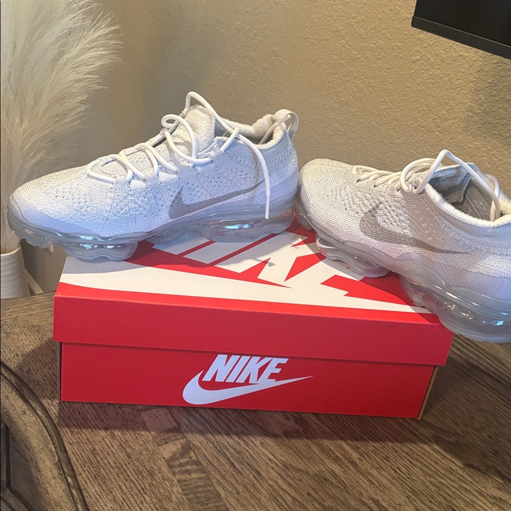 Nike VaporMax Flyknit in White - Picture 3 of 4